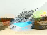 Un panier et une gamelle pour chien dans le salon