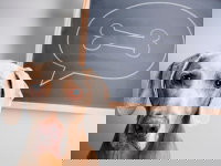 Un chien avec une bulle de langage contenant un os