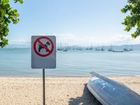 Un panneau "interdit aux chiens" sur la plage